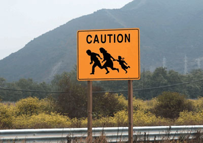Dikkat (Meksikalı Göçmenler Geçebilir)