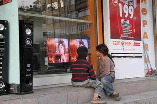AVM vitrininden TV Seyreden Yoksul Çocuklar