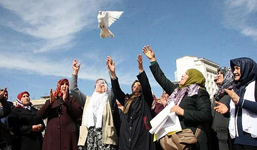 15 Mart 2015: Kürt ve Türk anneler Diyarbakır'da barışa güvercin uçurdu.